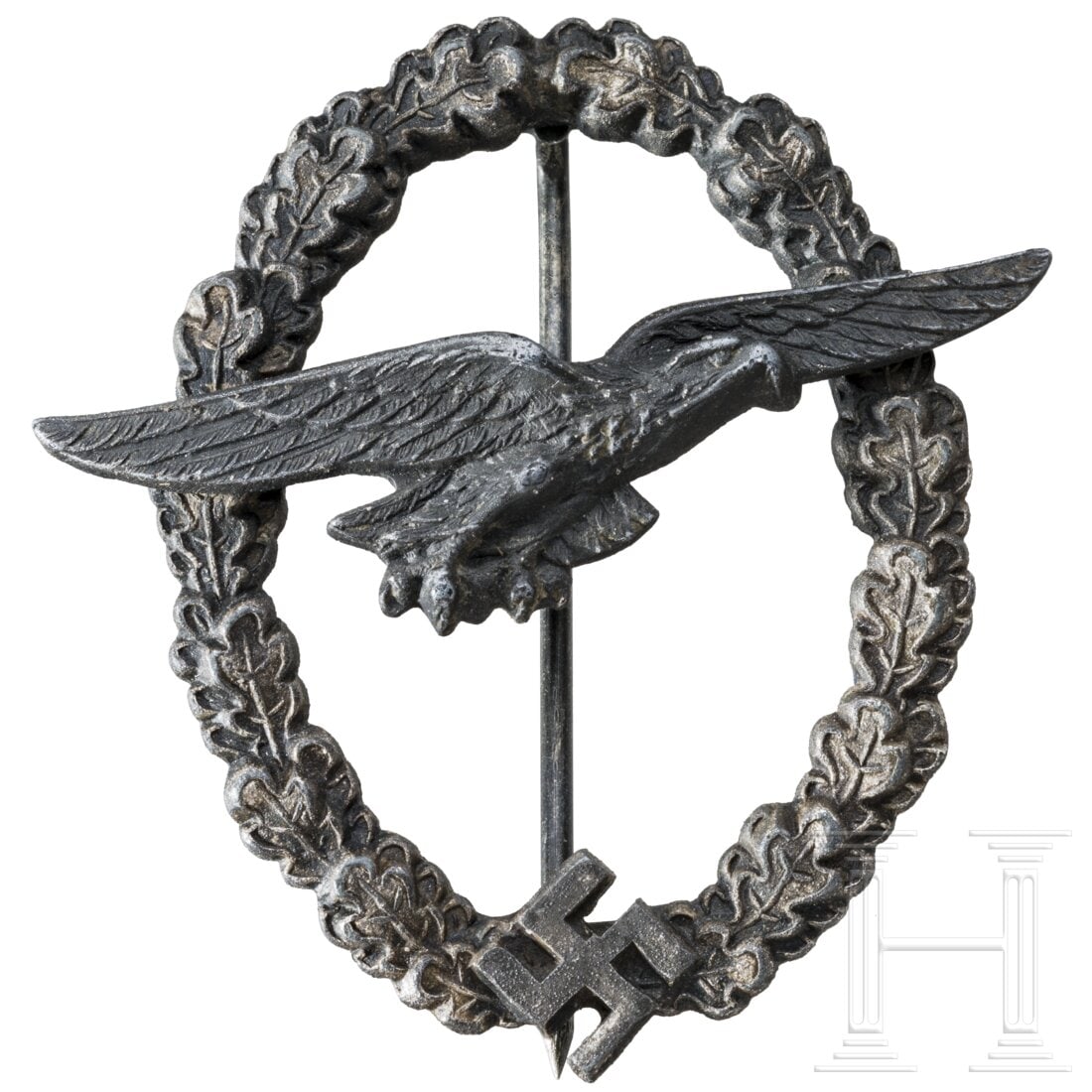 An air force glider pilot badge: An air force glider pilot badgeFeinzinkausführung, der versilberte Kranz mit durchbrochenem Hakenkreuz, rückseitigem vertikalen Nadelsystem und dunkel brünierter, vernieteter Adlerauflage. Unsignie