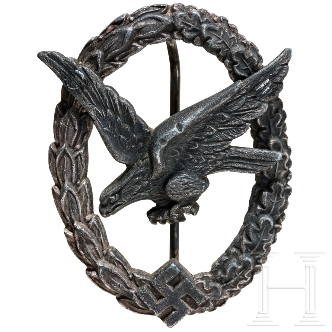 A Luftwaffe Air Gunners Badge: A Luftwaffe Air Gunners BadgeFeinzinkausführung, der versilberte Kranz mit rs. vertikaler Drahtnadel an stehendem Scharnier, der dunkel patinierte Adler nachvernietet (Eagle later riveted), unsignier