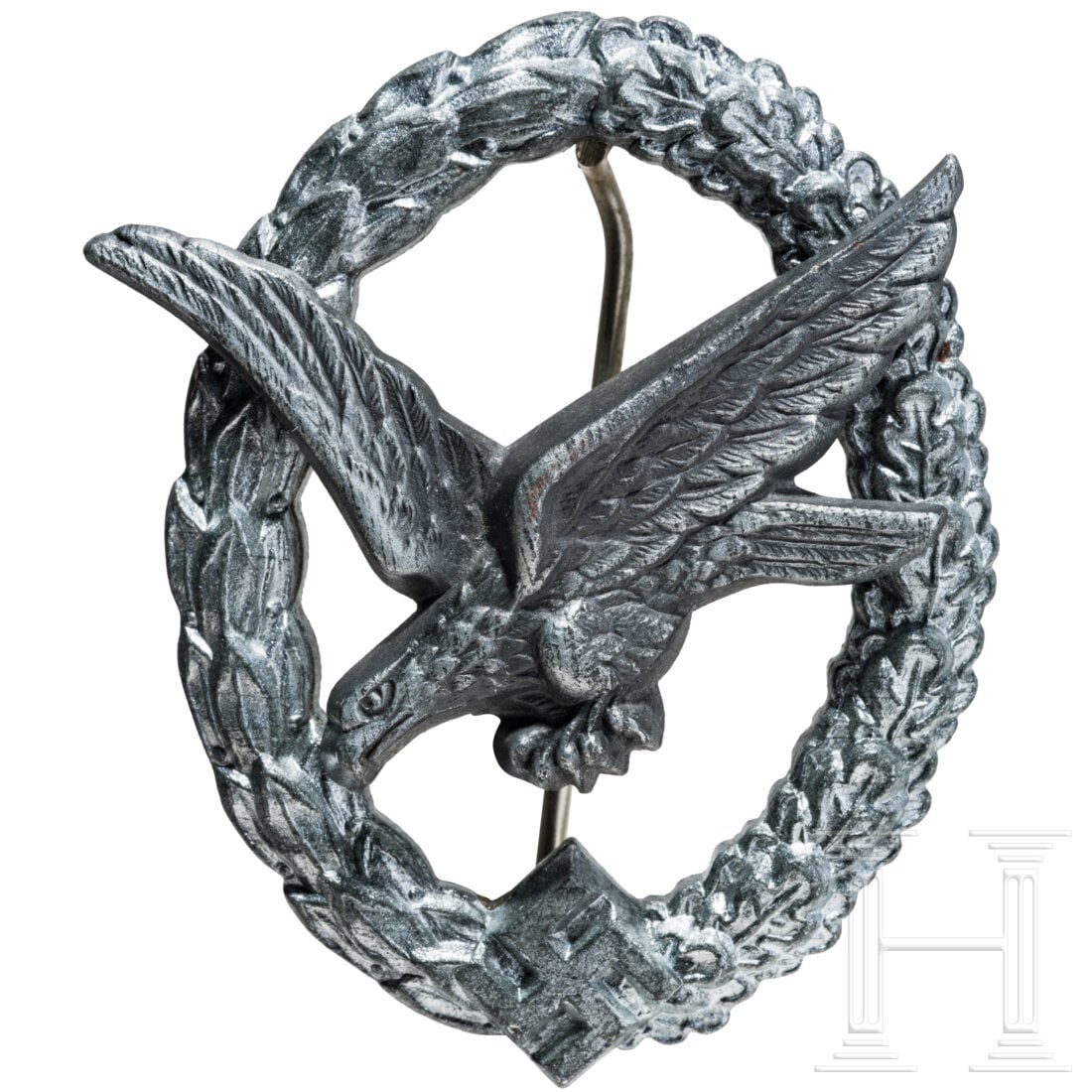 A Luftwaffe Air Gunner's Badge: A Luftwaffe Air Gunner's BadgeFeinzinkausführung, der versilberte Kranz mit vernietetem, dunkel patiniertem Adler und rs. vertikaler Drahtnadel an liegendem Scharnier. Teils migriert, unsigniert. Con