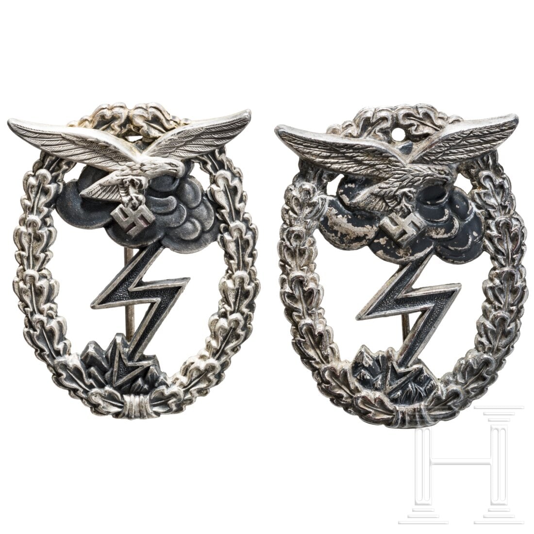 Two Luftwaffe Ground Combat Badges: Two Luftwaffe Ground Combat BadgesJeweils massive Feinzinkausführung, versilbert und teils dunkel patiniert bzw. lackiert, mit vertikaler Eisendrahtnadel. Eines von Osang, Dresden, mit zusätzlich ve