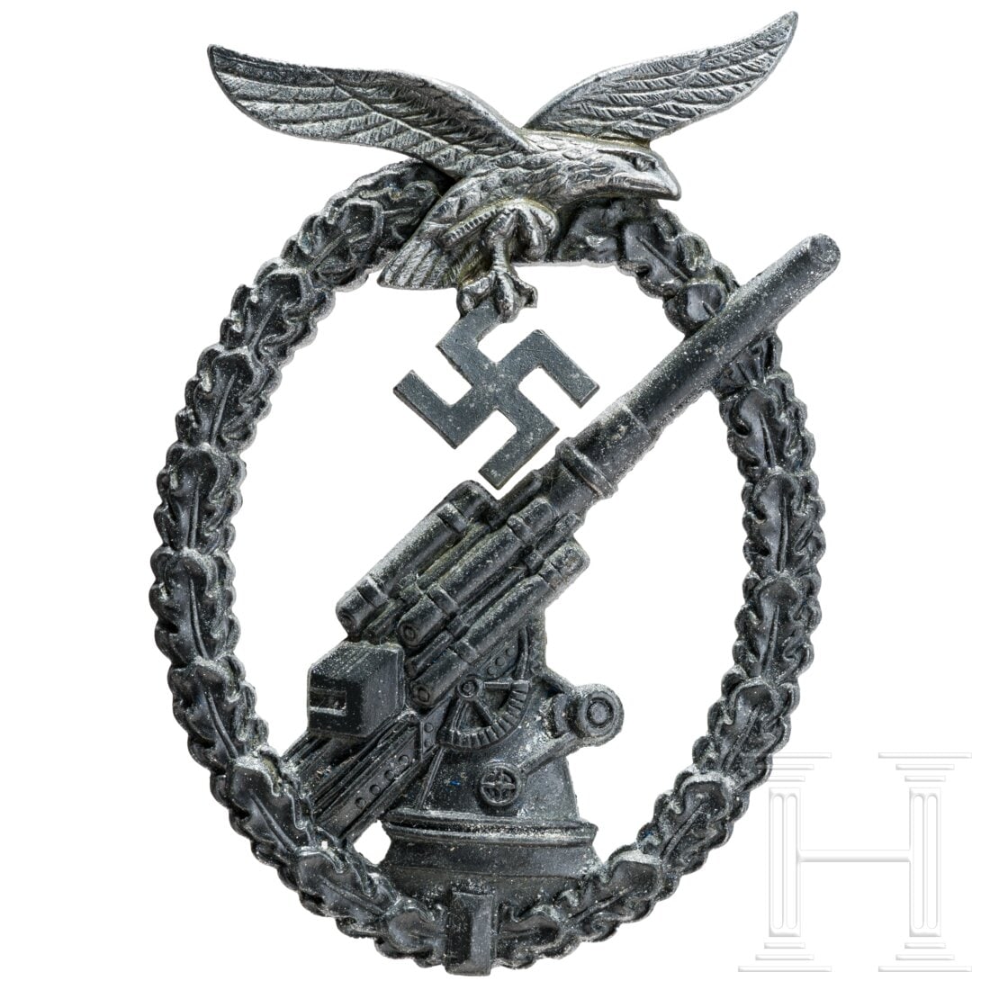 A cased Luftwaffe Flak Badge: A cased Luftwaffe Flak BadgeHalbhohle Fertigung aus Zink, versilbert, im orig. Verleihungsetui. Alters- und Gebrauchsspuren. Condition: II