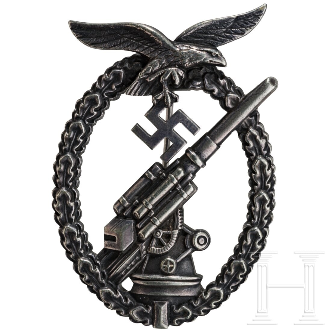 A Luftwaffe Flak Artillery Badge: A Luftwaffe Flak Artillery Badge Buntmetallausführung, versilbert und dunkel patiniert, vercrimptes nicht magnetisches Nadelsystem an Kugelkopf. Condition: II +