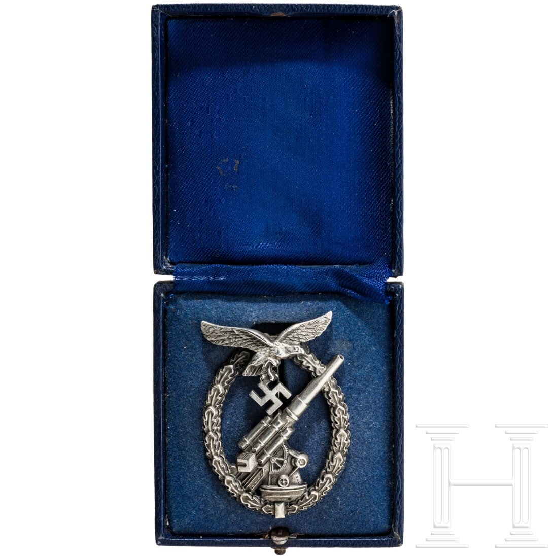 A cased Luftwaffe Flak Badge, manufacturer Brehmer: A cased Luftwaffe Flak Badge, manufacturer BrehmerFertigung aus Buntmetall, runde Nadel, Hersteller "Brehmer, Markneukirchen", dazu das Verleihungsetui mit goldenen Aufdruck.Condition: II