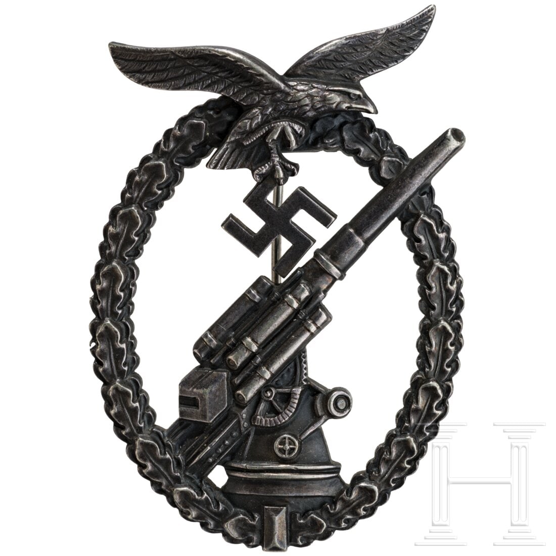 A Luftwaffe Flak Artillery Badge: A Luftwaffe Flak Artillery Badge Buntmetallausführung, versilbert und dunkel patiniert, vercrimptes nicht magnetisches Nadelsystem an Kugelkopf. Condition: II +