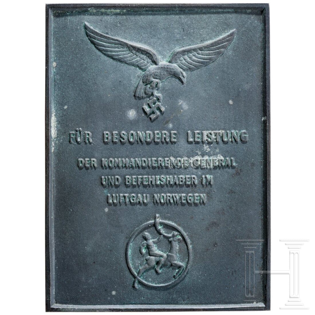 A Luftwaffe honor shield of the Luftgau Norway: A Luftwaffe honor shield of the Luftgau NorwayZinkguss geschwärzt, typische Herstellermarke "K" aus Oslo, Verleihungsnummer "4324", mit Aufhängevorrichtung, Maße 11x15 cm. Condition: II +