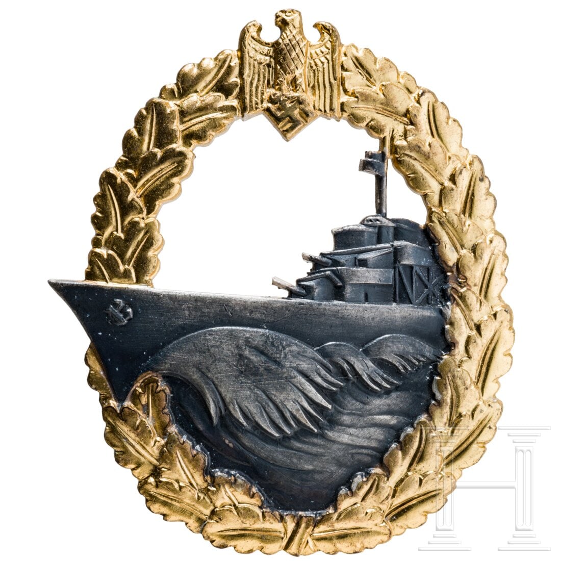 A Destroyer War Badge: A Destroyer War BadgeMassive Buntmetallfertigung, vergoldet und versilbert, der Kanz mit polierten Details, das Schiff patiniert, rs. bauchige, Horizontalnadel an liegendem Scharnier und Tragehäkchen