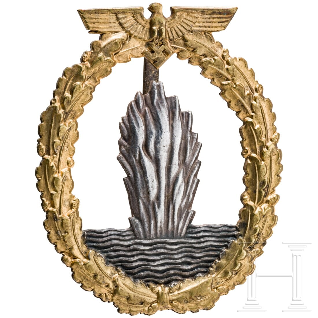 A Minesweeper’s War Badge: A Minesweeper’s War Badge Minensucher-Kriegsabzeichen in feuervergoldeter/-versilberter Buntmetallausführung, rs. Horizontalnadel an stehenden Scharnier. Unsigniert. Condition: II