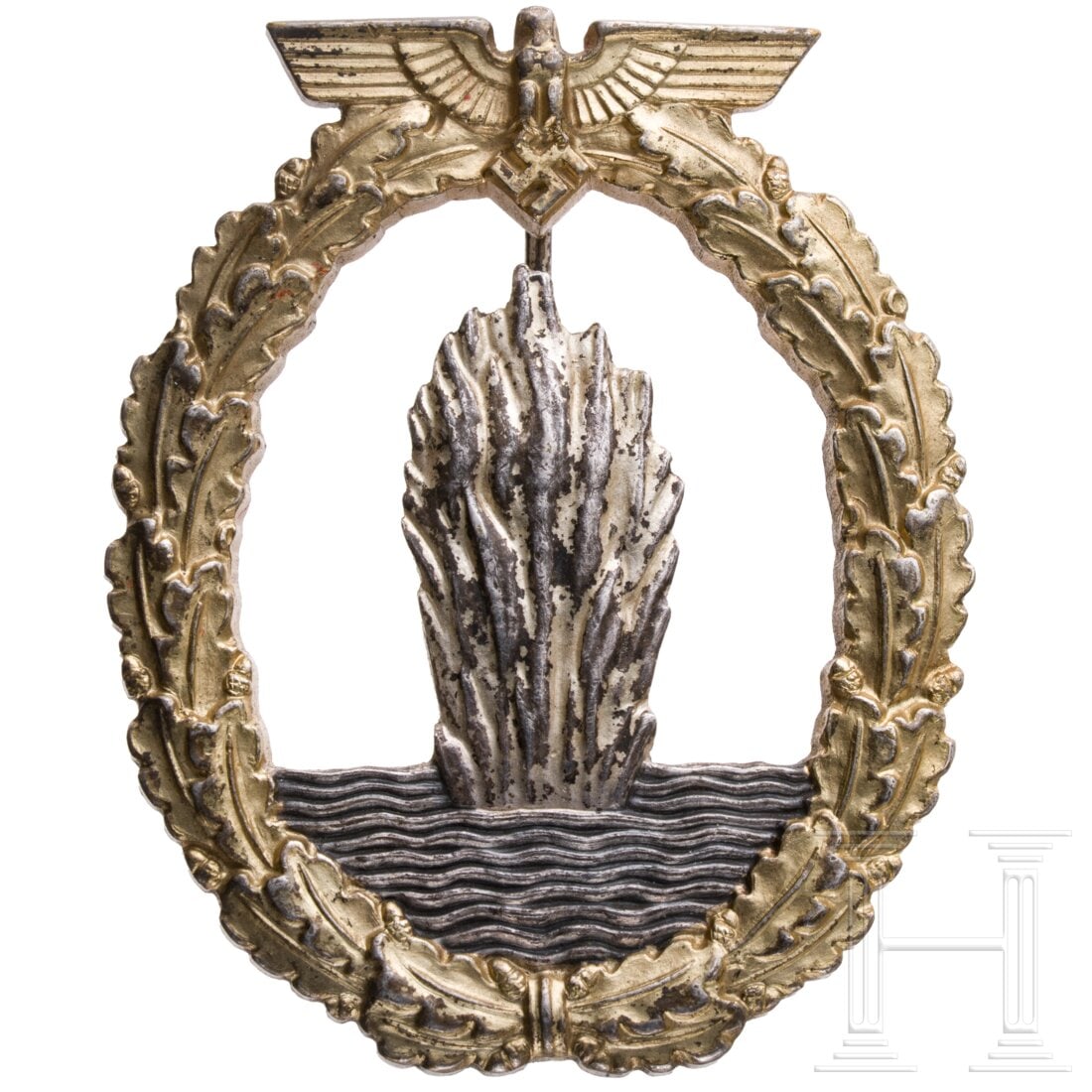 A Minesweeper War Badge, manufacturer Petz & Lorenz: A Minesweeper War Badge, manufacturer Petz & LorenzBuntmetall-Fertigung, vergoldeter Kranz, keine Herstellermarkierung, jedoch typische Fertigung von Petz & Lorenz, Alters- und Tragespuren. Condition: