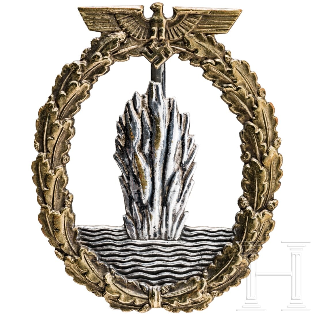 A Minesweeper’s War Badge: A Minesweeper’s War Badge Minensucher-Kriegsabzeichen in feuervergoldeter/-versilberter Buntmetallausführung, rs. Horizontalnadel an stehenden Scharnier. Unsigniert. Condition: II