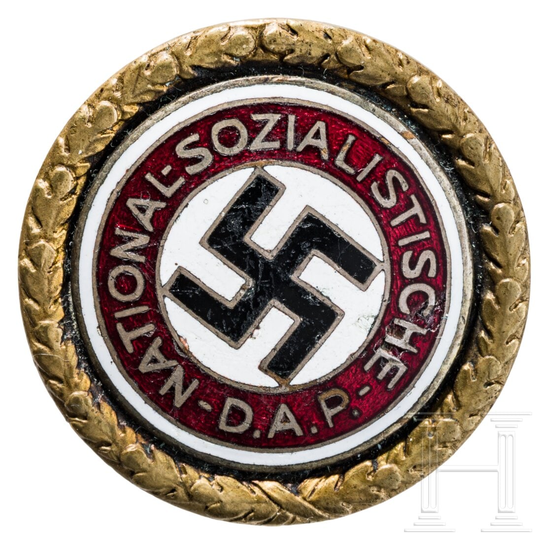 A golden honour party badge of the NSDAP in 30 mm version: A golden honour party badge of the NSDAP in 30 mm versionAus vergoldetem Buntmetall mit aufgelötetem, emailliertem Medaillon. Rs. Vertikalbroschierung mit flacher, schmaler silberner Nadel an stehend