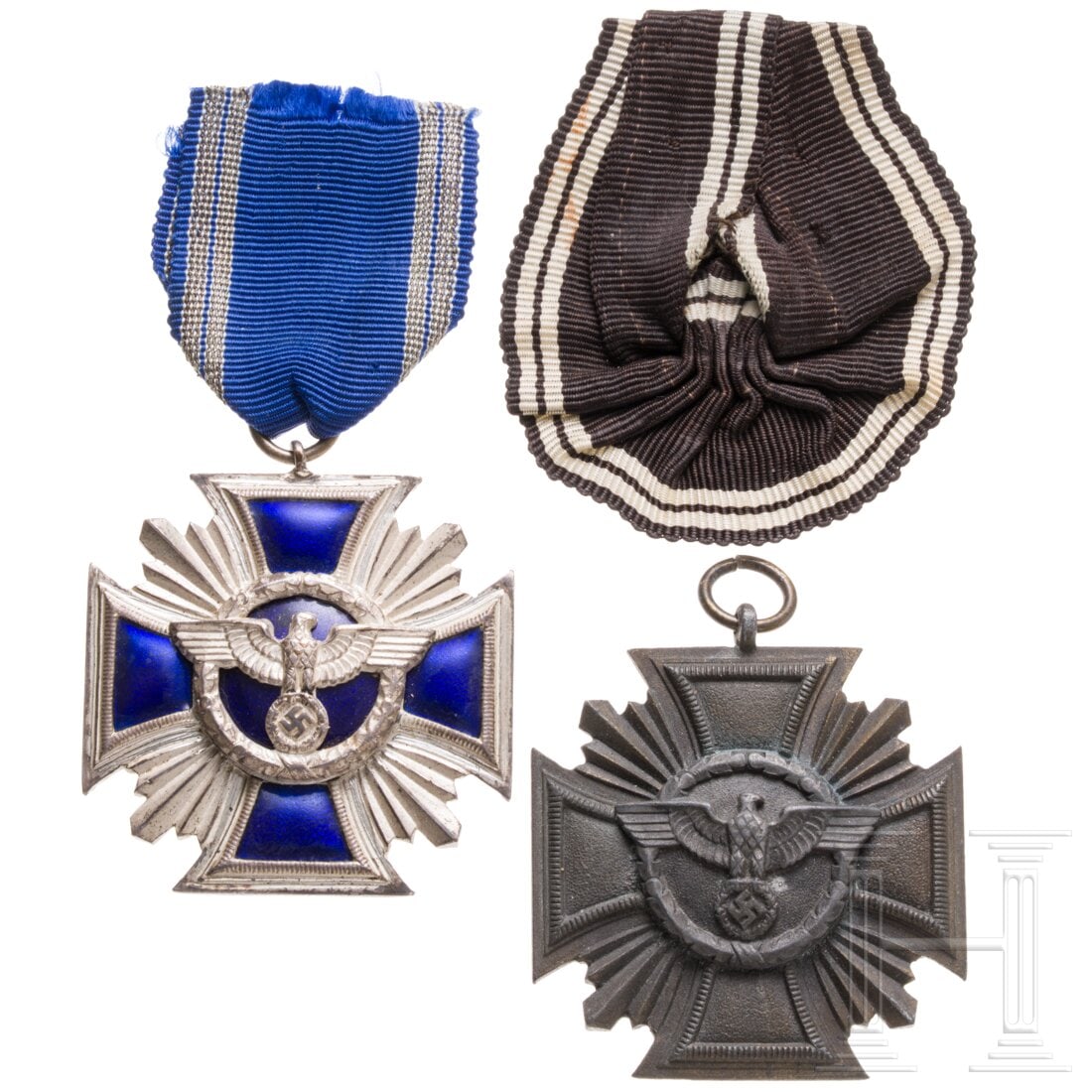 An NSDAP Long Service Award in Silber and in Bronze: An NSDAP Long Service Award in Silber and in BronzeDienstauszeichnung in Silber, Buntmetall versilbert, blaue Emaillierung auf beiden Seiten, keine Abplatzer, am kurzen Band. In Bronze, Zink bronziert