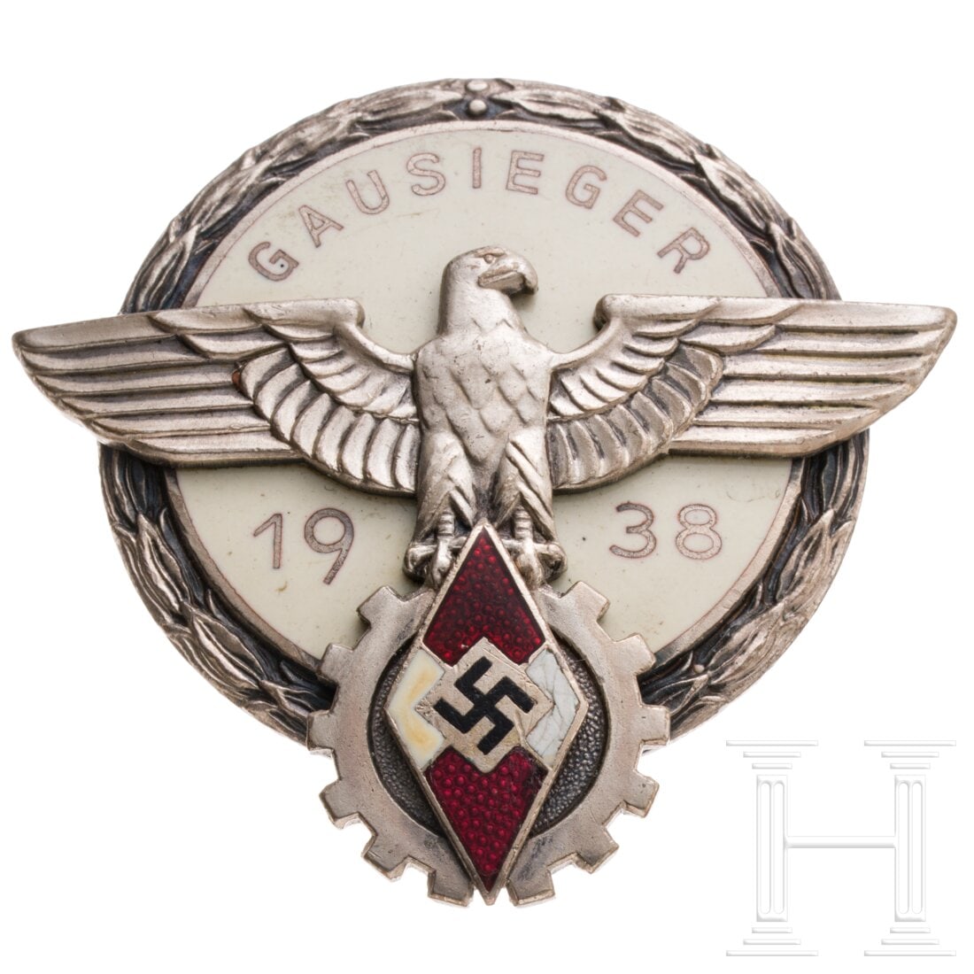 A 1938 Gausieger Badge: A 1938 Gausieger BadgeBuntmetall, versilbert, fein emailliert, die linke weiße Raute (Feld) der HJ-Raute sehr gut nachemailliert, auf der Rückseite die Herstellerbezeichnung "G. Brehmer