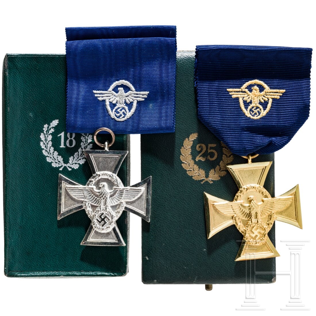Cased Police Long Service Awards for 25 and 18 years: Cased Police Long Service Awards for 25 and 18 yearsFertigung aus Buntmetall, die Vergoldung/Versilberung ist hervorragend erhalten, polierte Kanten, anbei die passenden Ordensbänder und Verleihungse