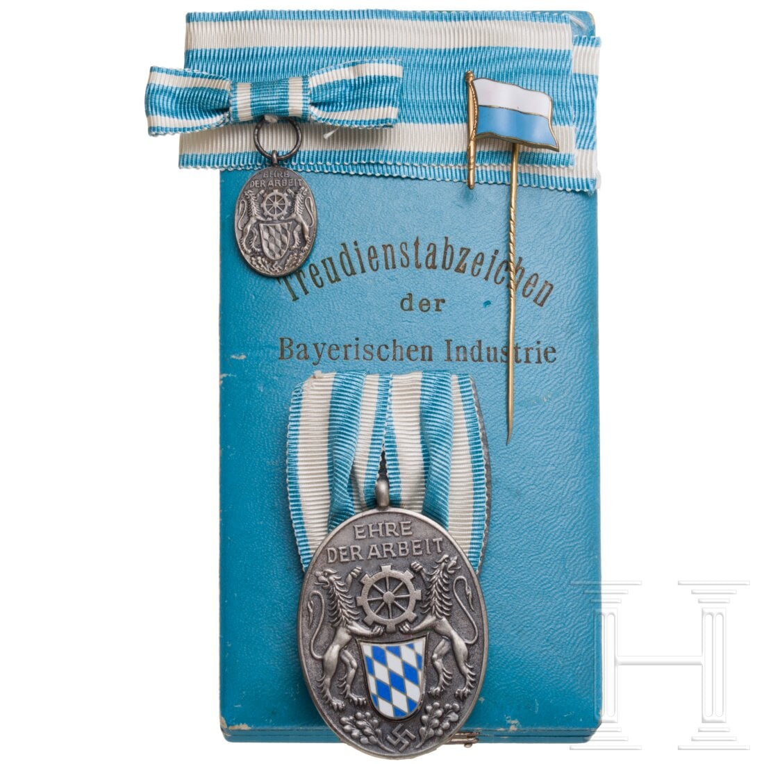 A cased Long Service Badge of the Bavarian Industry, with miniature, version from 1933 onwards: A cased Long Service Badge of the Bavarian Industry, with miniature, version from 1933 onwardsFertigung aus Silber, Feingehaltspunze "900" am Rand, emailliertes Wappen (Bayern), Ausführung ab 1933 mi