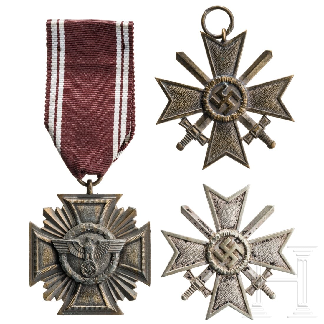 Three awards: Three awardsKriegsverdienstkreuz 1. Kl.asse mit Schwertern in unsignierter Buntmetallausführung, dazu eine 2. Klasse, Feinzink, im Ring undeutlich punziert. DA der NSDAP in Bronze in schwerer, mehrte