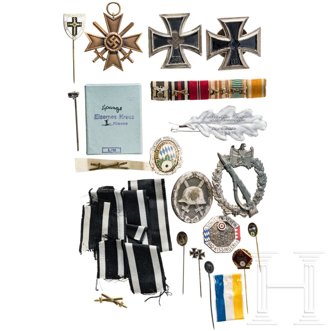A small group of orders and badges: A small group of orders and badgesJeweils mit entfernten Hakenkreuz ein EK 1, ein EK 1 an Schraubscheibe, sowie ein VWA und ein ISA in Silber. Dazu ein Pappschächtelchen zur Spange "1939", eine