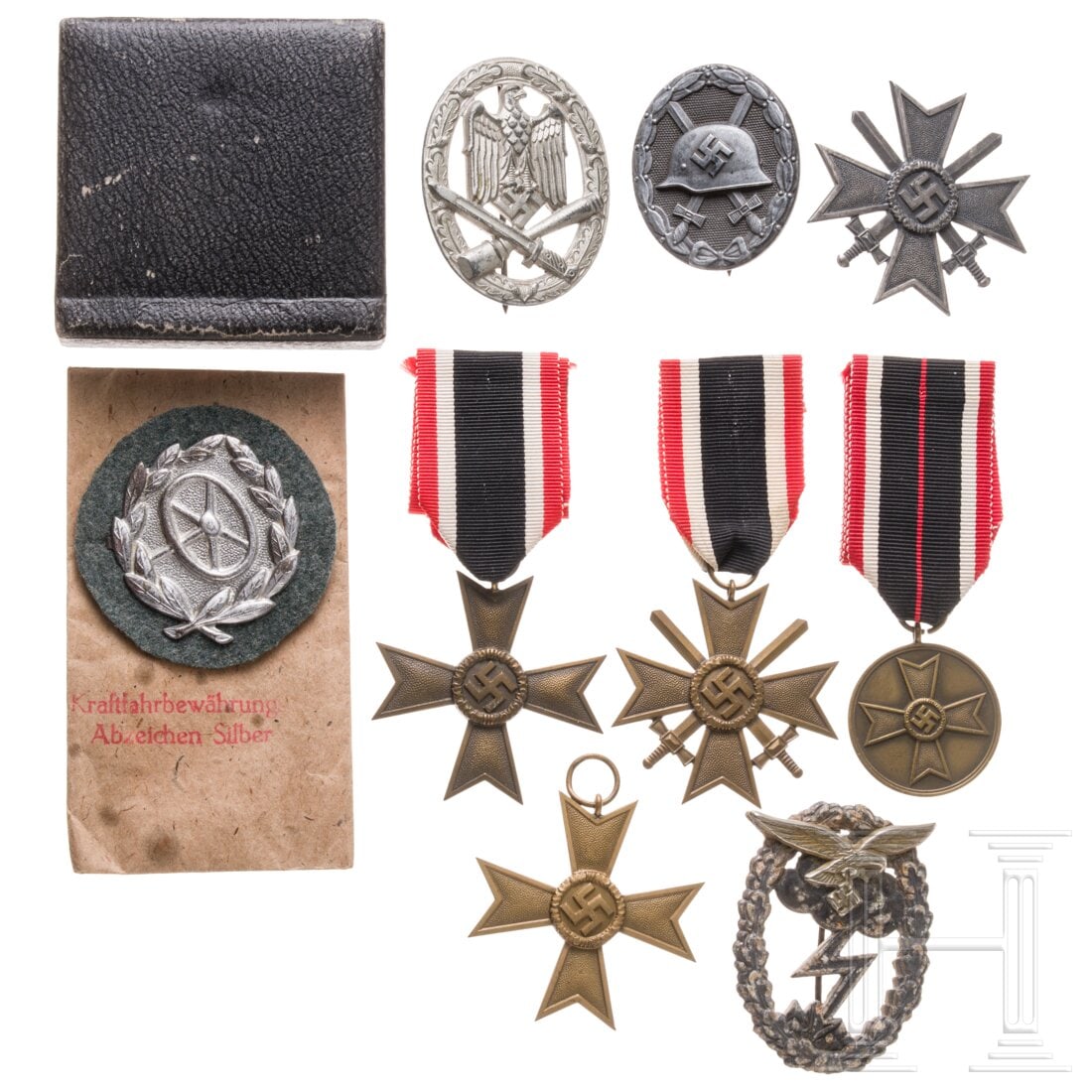 A small collection of badges: A small collection of badges Etui für das Verwundetenabzeichen in Gold, Hersteller "Hauptmünzamt Wien" im Boden. Verwundetenabzeichen in Silber, Zink, Hersteller "L/53".