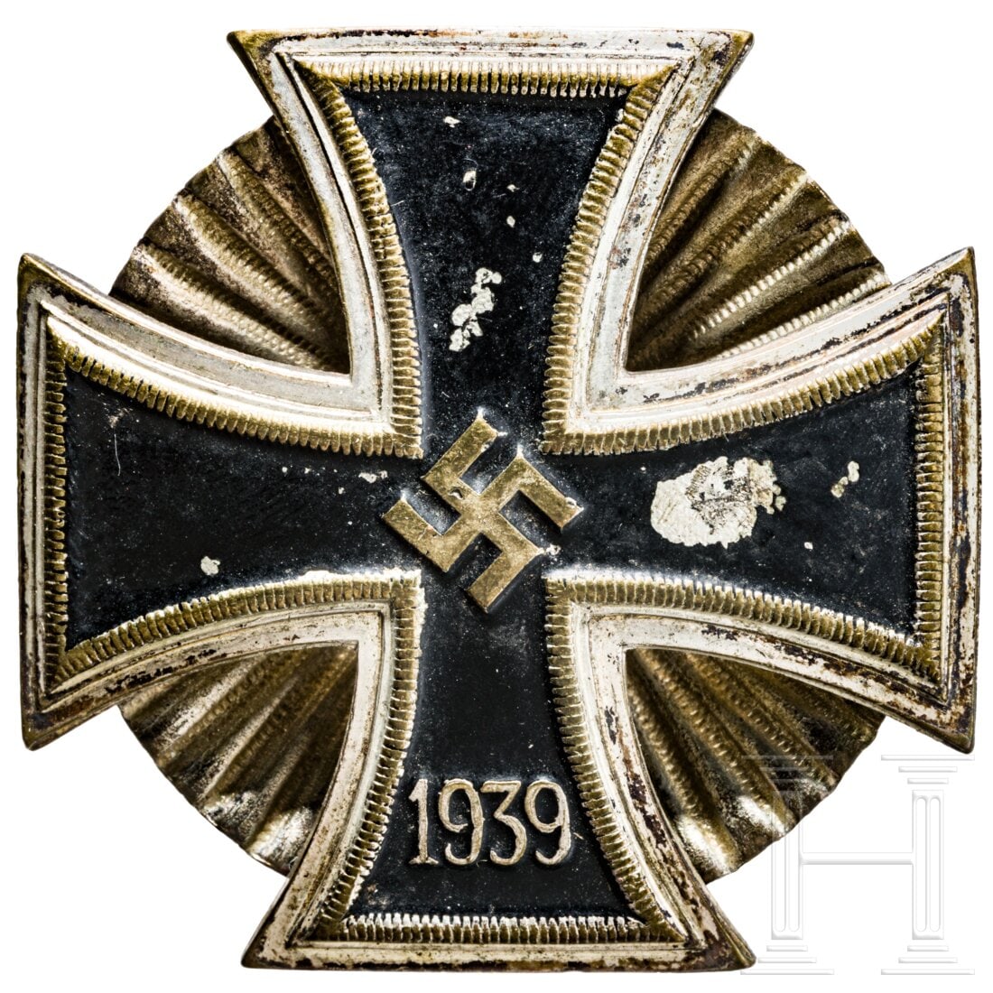Hauptmann Zipper - an Iron Cross 1st class 1939 Schinkel-shape: Hauptmann Zipper - an Iron Cross 1st class 1939 Schinkel-shapeSeltene, frühe einteilige Variante, konvex, magnetisch, versilbert mit schwarz lackierten Kern an rs. Schraubscheibe (Gewinde verschlisse