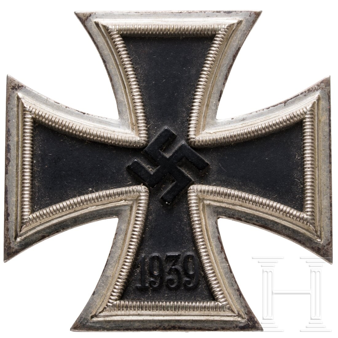 Hauptmann Zipper - an Iron Cross 1st class 1939: Hauptmann Zipper - an Iron Cross 1st class 1939Geschwärzter Eisenkern in frostig versilberter Zarge mit poliertem Rand, rs. Vertikalnadel an stehenden Scharnier. Unpunziert (Zimmermann?)Condition: I 