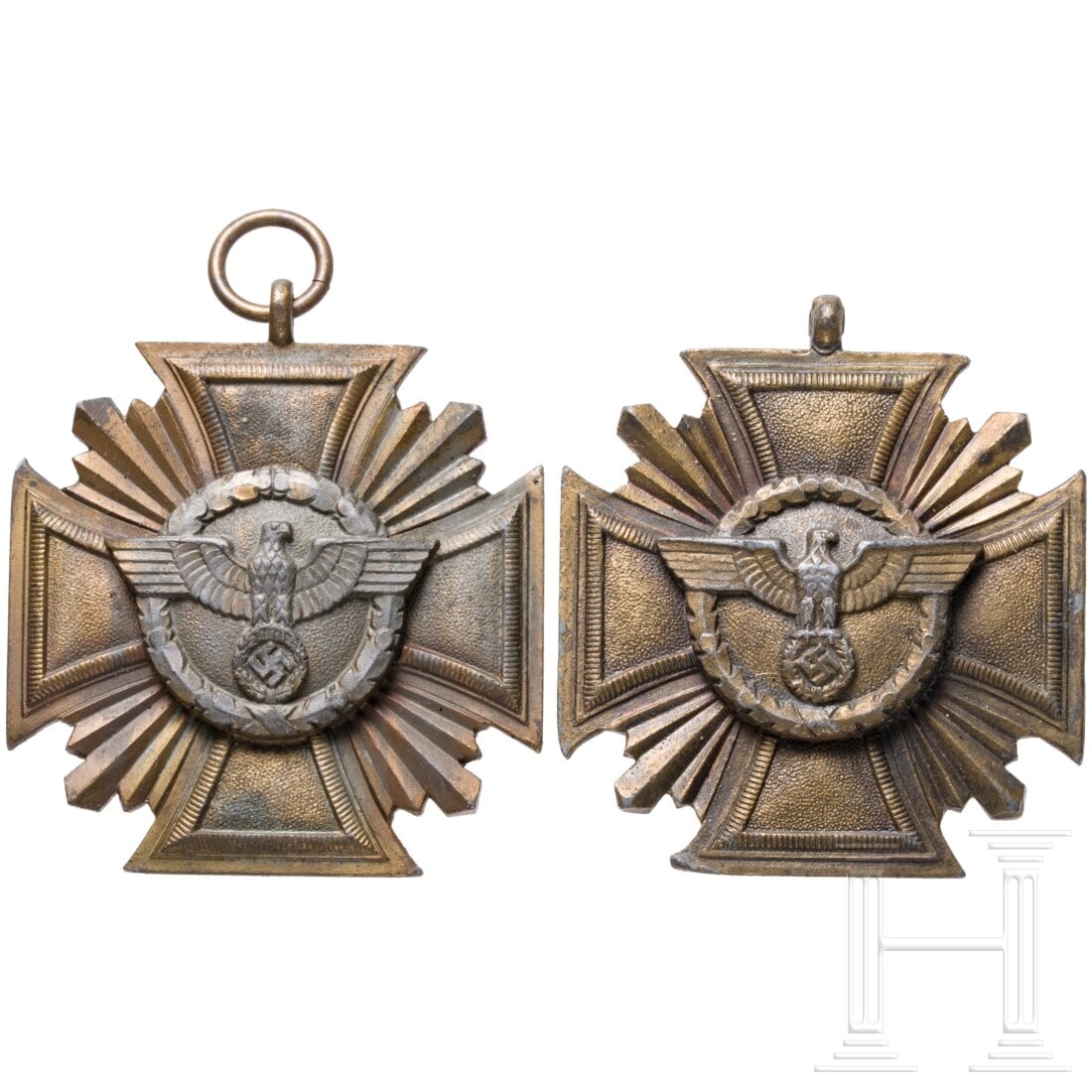 Two NSDAP Long Service Awards in Bronze: Two NSDAP Long Service Awards in BronzeZink bronziert, ohne Band, bei einem Orden fehlt der Bandring. Alters- und Gebrauchsspuren.Condition: II -