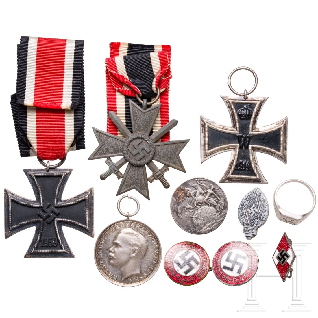 A small group of orders: A small group of ordersEin EK 2 von 1939, ein KVK 2. Klasse, zwei Parteiabzeichen (beide beschädigt), ein HJ-Abzeichen und ein Monogrammring "Smolensk 1942" mit russischer Kirche. EK 2 von 1914, hess