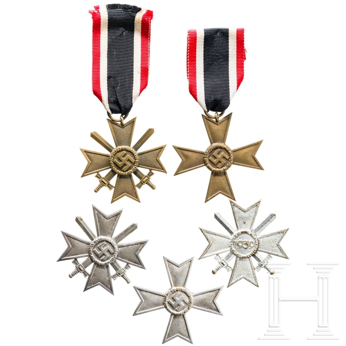Four War Merit Crosses 1939: Four War Merit Crosses 1939Zwei 1. Klassen in Buntmetallausführung, eines punziert "L15", das zweite mit Schwertern, unpunziert. Dazu zwei 2. Klassen und eine 1.Klasse mit Schwertern in 1957er