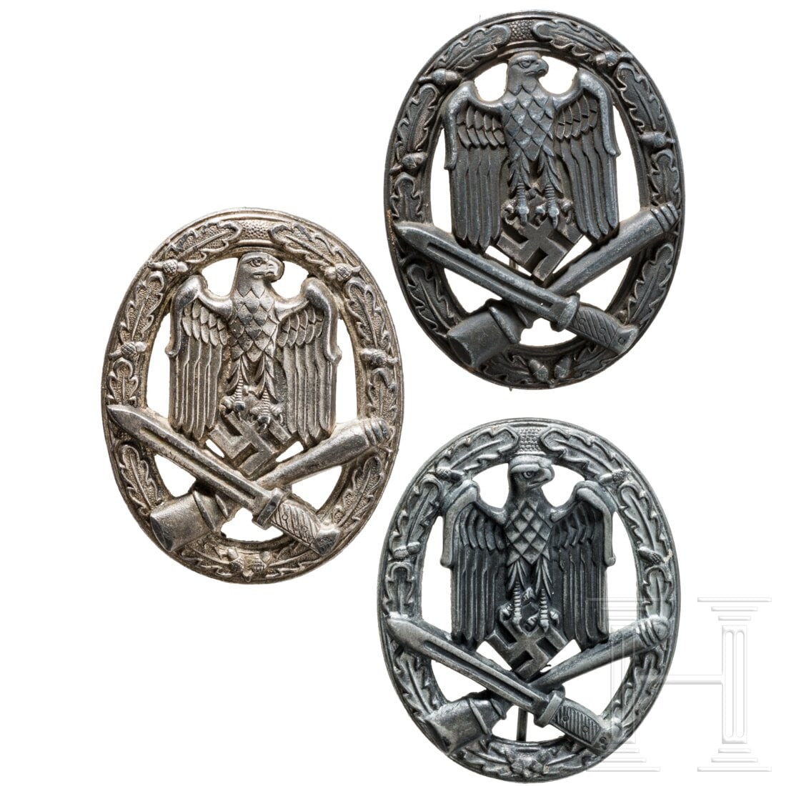 Three General Assault Badges: Three General Assault BadgesJeweils in Resten versilberte Feinzinkfertigungen mit vertikaler Drahtnadel, Davon zwei massive Ausführungen (eines ohne Nadelsystem) und eine hohlgeprägte