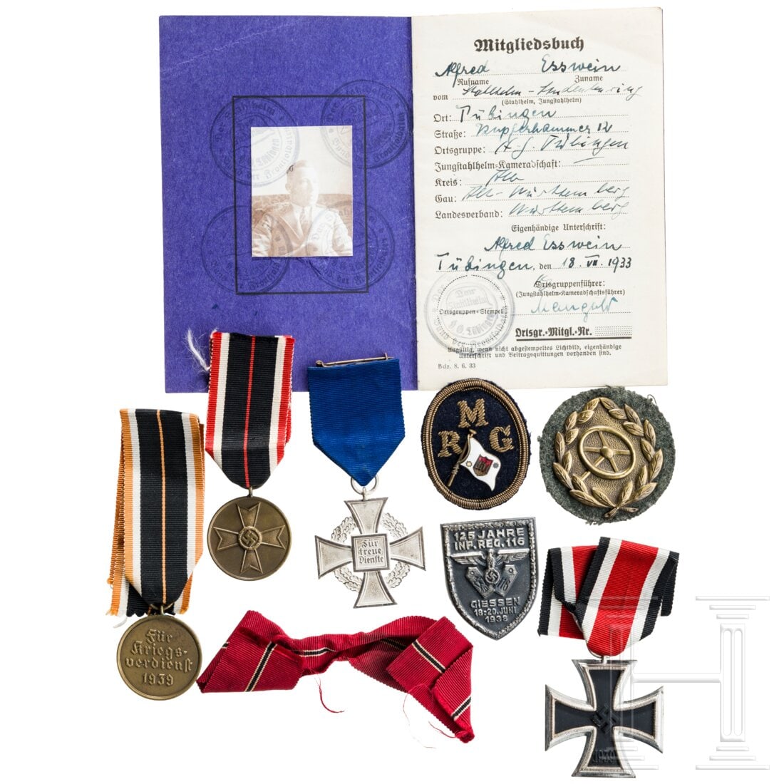 A small group of orders: A small group of ordersEK 2 1939, Treuedienst-Ehrenzeichen in Silber, zwei KVK Medaillen 1939, ein Kraftfahrerbewährungsabzeichen in Bronze und eine Tagungsabzeichen. Dazu ein Mitgliedsbuch des