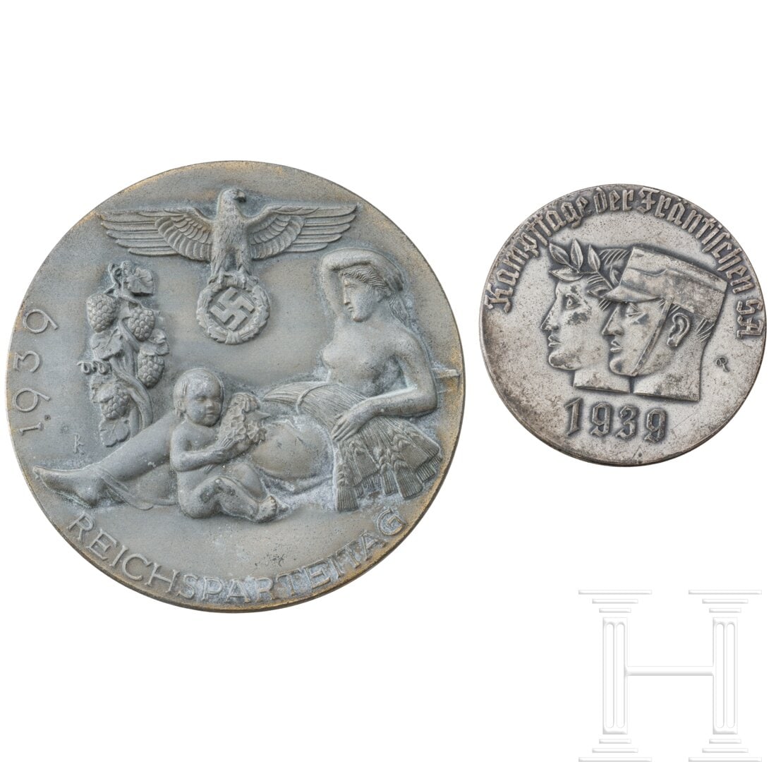 Two winner plaques from competitions: Two winner plaques from competitionsGroße, runde Plakette mit Darstellung des Abzeichens "Reichsparteitag 1939", rs. "NS-Kampfspiele 1939 - Dritter Platz". Durchmesser ca. 100 mm. Außerdem Plakette