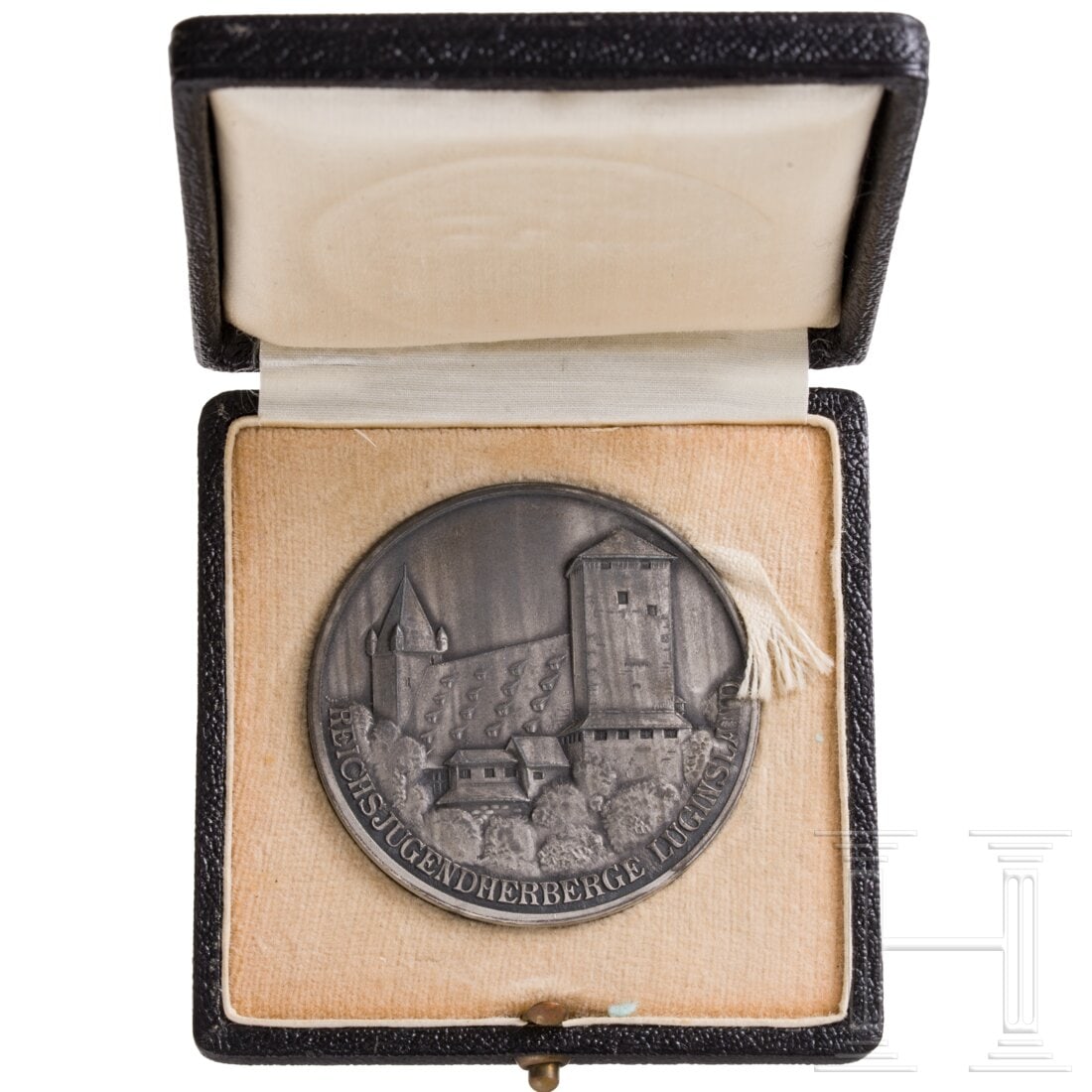 A cased medal of the youth hostel Luginsland, Nuremberg: A cased medal of the youth hostel Luginsland, NurembergVersilberte (migriert) runde Feinzinkplakette mit Darstellung der Burg und rs. dem HJ-/DJ-Adler über "Nürnberg - Die Stadt der Reichsparteitage