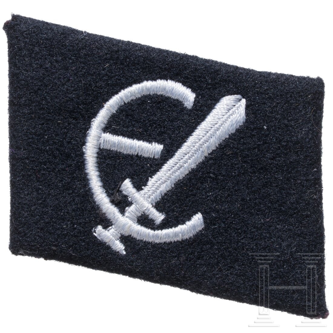 A right collar tab for members of the 20. SS Waffen-Grenadier-Division SS (Estonian No. 1): A right collar tab for members of the 20. SS Waffen-Grenadier-Division SS (Estonian No. 1)Darauf ein Schwert mit dem aufgelegten Buchstaben "E" in heller silbergrauer RZM-Stickerei auf feinem schwarze