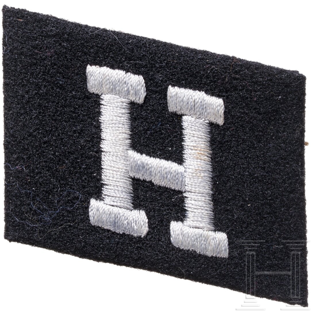 A right collar tab for members of the 25th SS Waffen-Grenadier-Division"Hunyadi" (Hungarian No. 1): A right collar tab for members of the 25th SS Waffen-Grenadier-Division"Hunyadi" (Hungarian No. 1)Darauf die Chiffre "H" in heller silbergrauer RZM-Stickerei auf feinem schwarzen Abzeichentuch. Ungetr