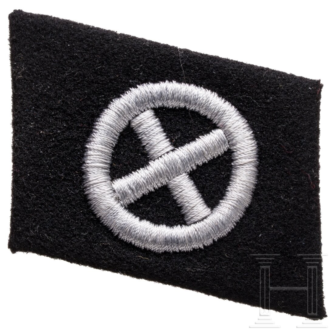 A right collar tab for members of the 33. SS Waffen-Grenadier-Division „Charlemagne“ (French No.: A right collar tab for members of the 33. SS Waffen-Grenadier-Division „Charlemagne“ (French No. 1)Darauf ein geschlossenes Sonnenrad in heller silbergrauer RZM-Stickerei auf feinem schwarzen Abze