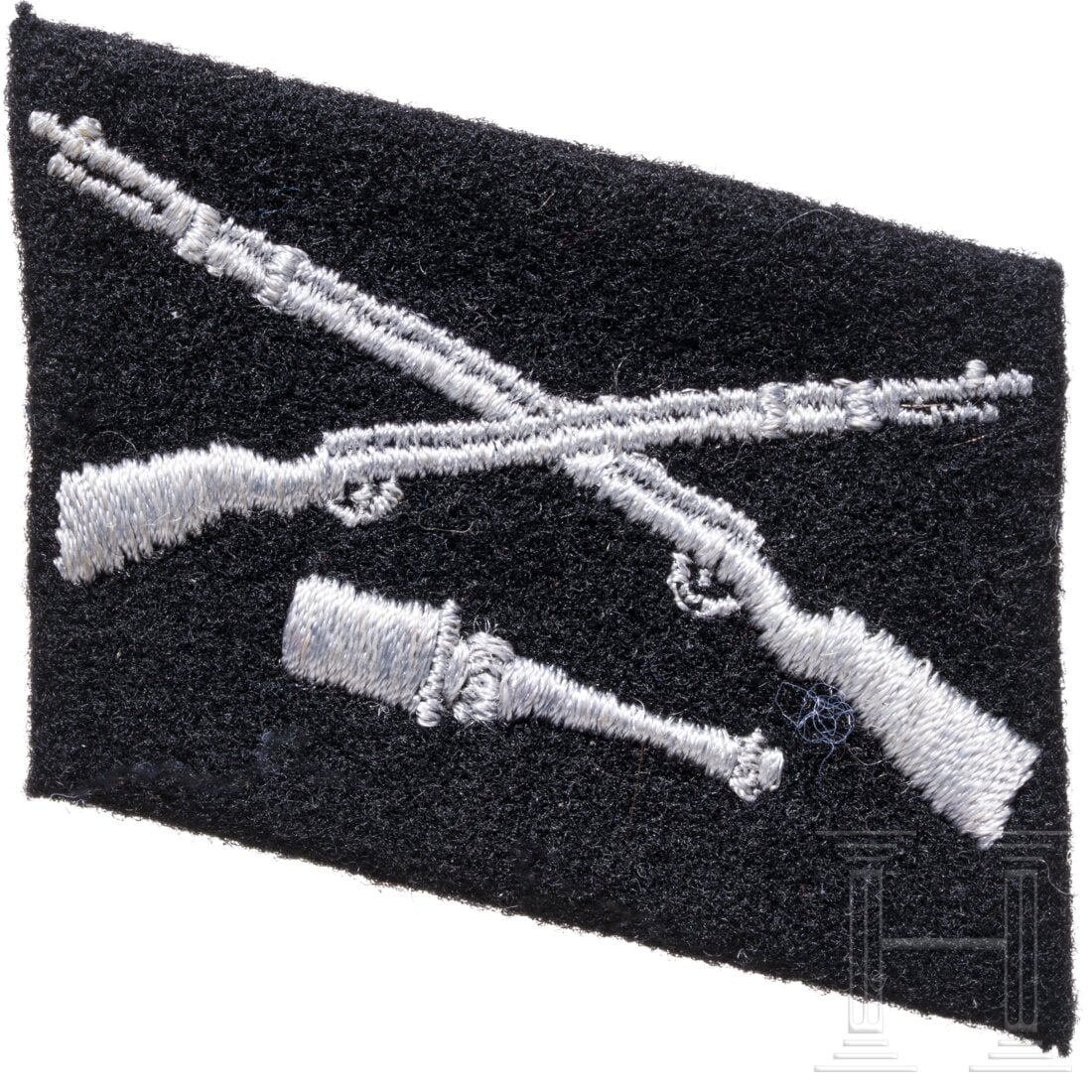 A right collar tab for members of the 36th SS Waffen-Grenadier-Division "Dirlewanger": A right collar tab for members of the 36th SS Waffen-Grenadier-Division "Dirlewanger"Darauf zwei gekreuzte Gewehre über einer Handgranate in heller silbergrauer RZM-Stickerei auf feinem schwarzen Abz