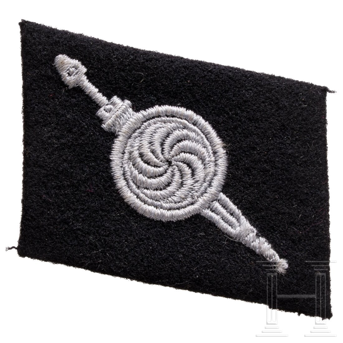 A right collar tab for members of the Caucasian Waffen-SS Corps: A right collar tab for members of the Caucasian Waffen-SS CorpsDarauf ein Kinzal mit darüber liegendem Schild in heller RZM-Stickerei auf feinem, schwarzem Abzeichentuch. Ungetragen, mit Mottenschäd