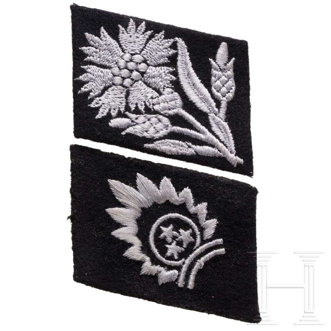 Two right collar tabs for foreign volunteers: Two right collar tabs for foreign volunteersFür der 15. Waffen-Grenadier-Division der SS (lettische Nr. 1). Drei Sterne mit runder Einfassung im Flammenkranz, das traditionelle Emblem der lettischen 