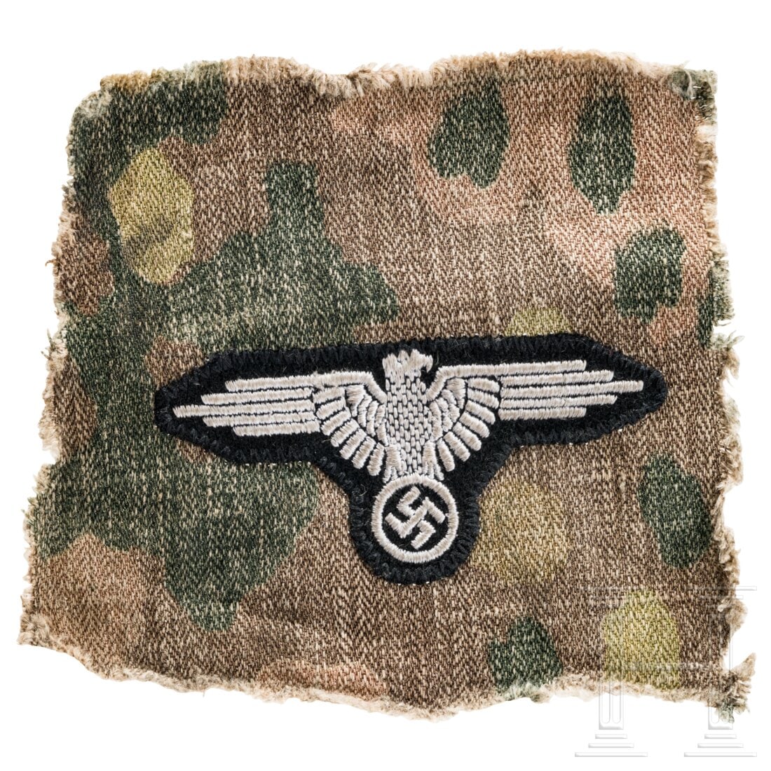 A Waffen-SS EM/NCO sleeve eagle, cut off from a camo tunic: A Waffen-SS EM/NCO sleeve eagle, cut off from a camo tunicAdler in RZM maschinengestickter Ausführung, per Maschine auf Tarnstoff vernäht.Condition: II
