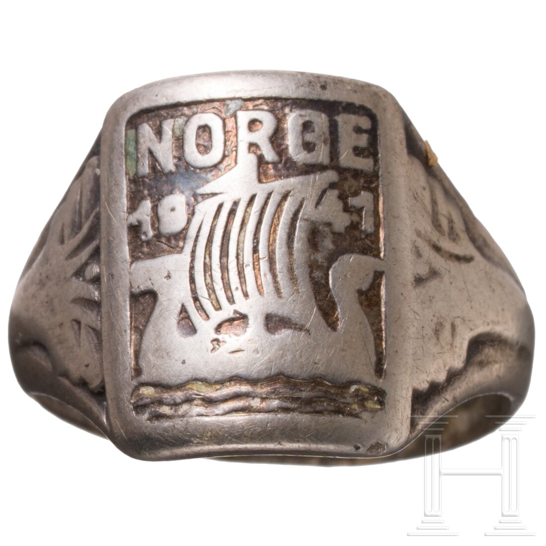 A silver ring "Norge 1941": A silver ring "Norge 1941"Schauseitig mit einem Wikingerschiff und entsprechender Aufschrift, die Flanken mit reliefiertem Dekor, innenseitige Stempelung "830 S" und "G.H.". Sichtlich getragen.Conditi