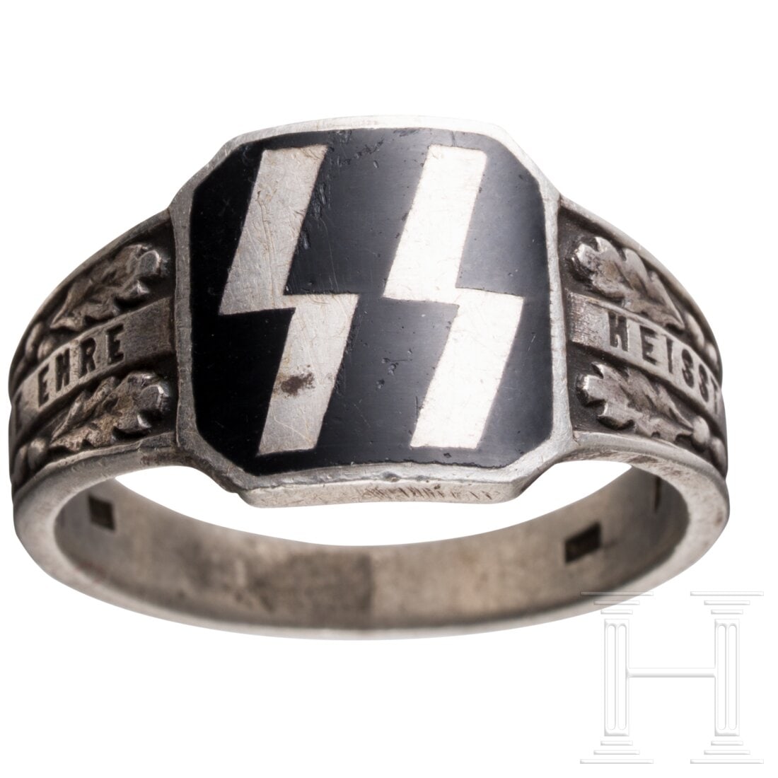 An enamelled SS silver ring: An enamelled SS silver ringKantinenring aus Silberguss, schwarz emaillierte Ringplatte mit SS-Runen, eingefasst mit der Devise, diese schwarz hinterlegt, im Ringband mehrfach punziert, jedoch schwer z