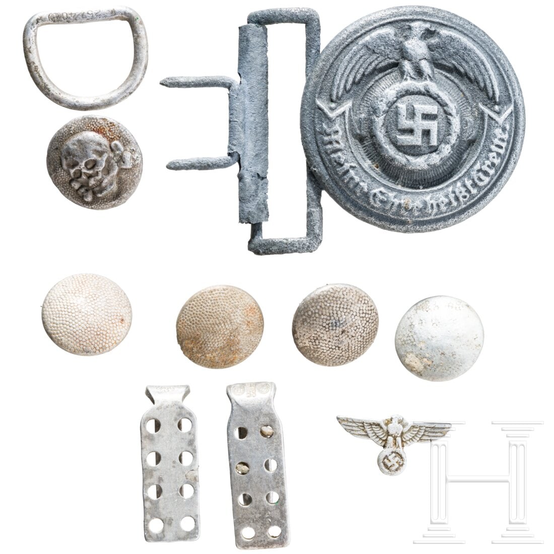 A belt buckle for SS officers: A belt buckle for SS officersFeldbindenschloss in Feinzinkausführung, dazu ein Totenkopfknopf für das Schiffchen, Embleme für den Dolchgriff u.a.Jeweils mit deutlichen lagerungsbedingten Oberfläch