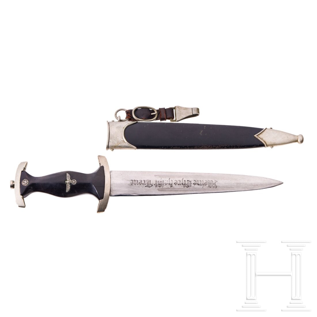 Dolch M 33 mit teilentfernter Röhm-Widmung sowie Dokumentation: Dolch M 33 mit teilentfernter Röhm-Widmung sowie DokumentationHersteller Gottlieb Hammersfahr, Solingen. Polierte Stahlklinge mit geätztem Motto, quartseitig Herstellermarke sowie die teils entfernt