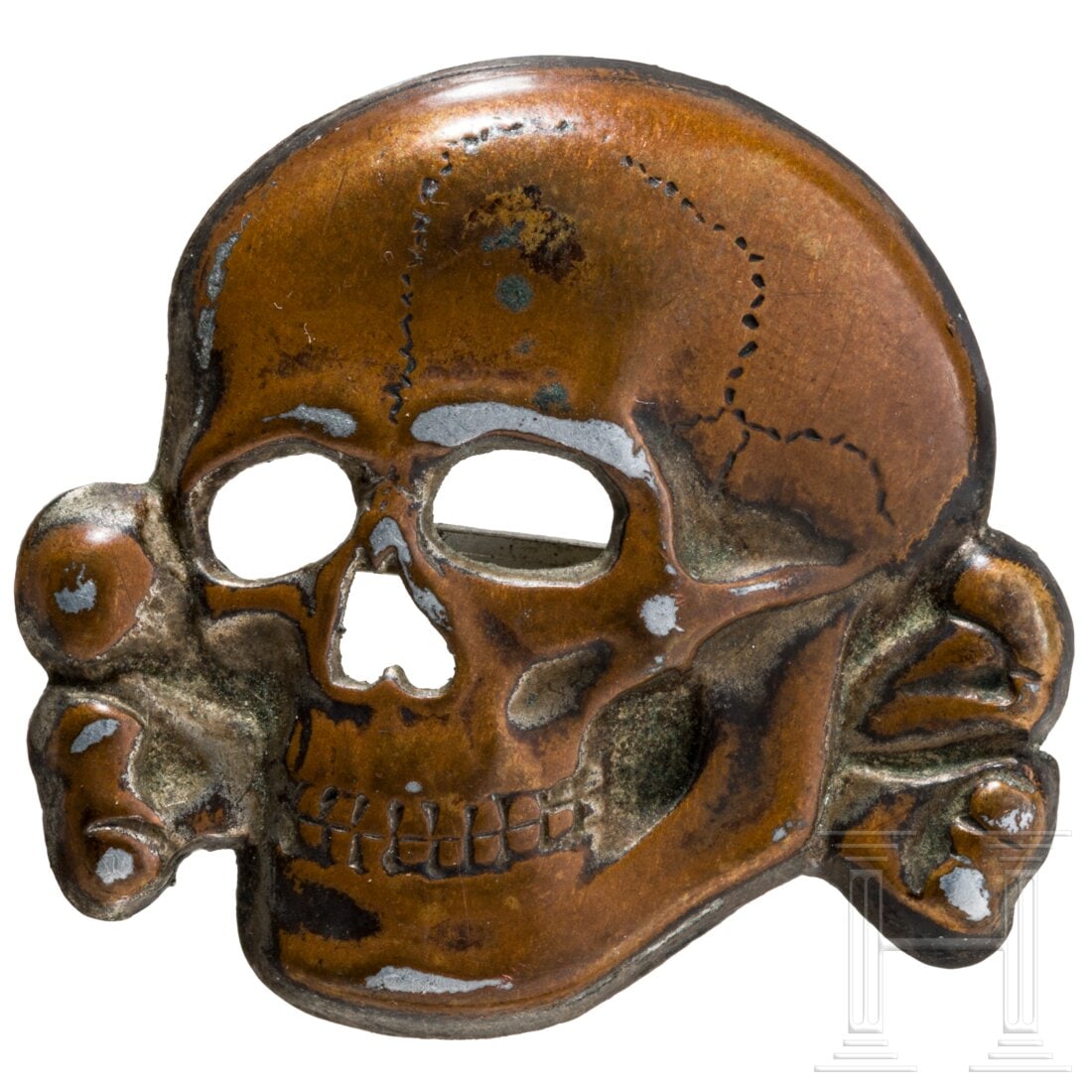 Hauptsturmführer Walter Frank - a cap badge: Hauptsturmführer Walter Frank - a cap badge Totenkopf in hohlgeprägter, versilberter Tombakausführung mit rs. zwei flachen Messingsplinten und reliefiert "RZM M 1/52" (= Deschler & Sohn, München. 