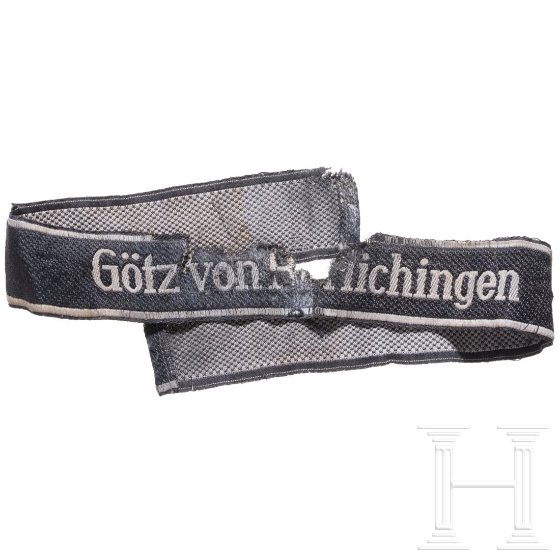 A cuff title "Götz von Berlichingen"for members of the 8th SS-Kavallerie-Division: A cuff title "Götz von Berlichingen"for members of the 8th SS-Kavallerie-DivisionSchwarzes Band in BeVo-Ausführung mit mausgrau eingewebtem Namenszug in lateinischer Schrift und Randstreifen. Beide 
