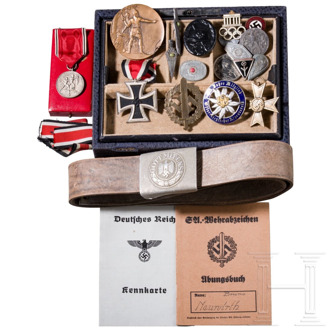 A small group of orders and badges: A small group of orders and badges EK 2, KVK 2. Klasse ohne Schwerter, VWA in Schwarz, SA-Sportabzeichen in Bronze mit Übungsbuch, Medaille 13.03.38 im Etui sowie WHW- und sonstige Abzeichen. Dazu ei