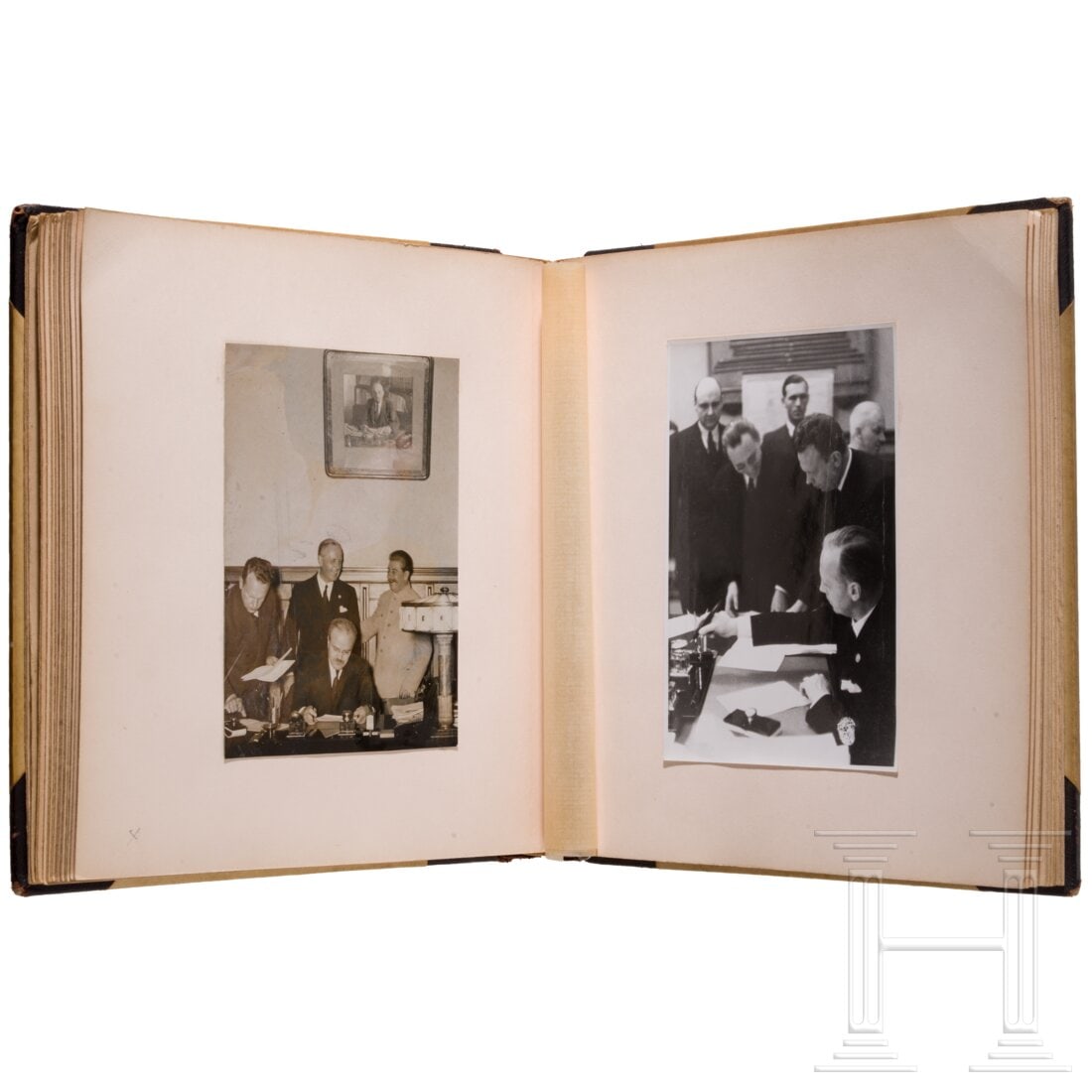 Richard Schulze-Kossens - an Album commemorating the Treaty of Friendship between the Soviet Union: Richard Schulze-Kossens - an Album commemorating the Treaty of Friendship between the Soviet Union and the German ReichHalbledernes Album mit Goldprägung "Moskau" mit ca. 35 Seiten vom Flug nach Mosk
