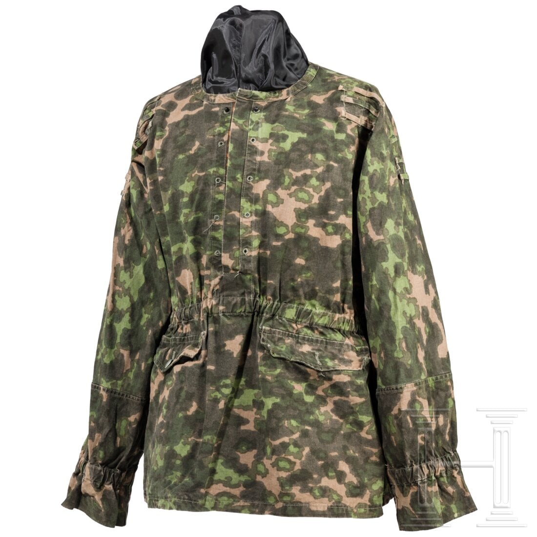 A replica of a Waffen-SS reversible camouflage smock M42 in blurred edge: A replica of a Waffen-SS reversible camouflage smock M42 in blurred edgeMade after 1945, reversible, two pockets with straight flaps, pockets made of green Drillich fabric, neatly sewn buttonholes, el