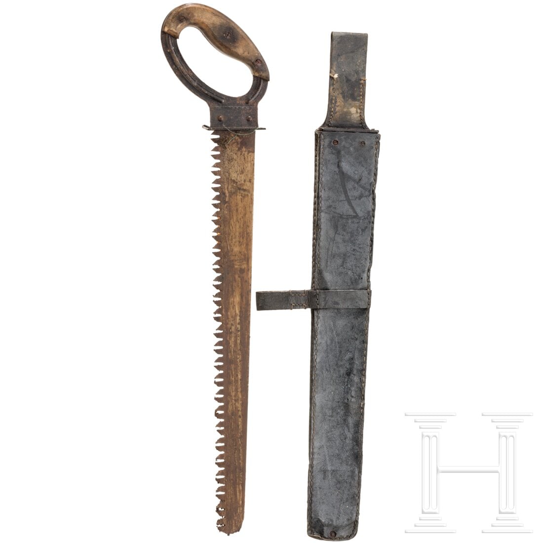 A pioneer saw of the Wehrmacht: A pioneer saw of the WehrmachtSägeblatt (fleckig) mit langen scharfen Zähnen, punzierte WaA-Abnahme und Jahr "Ewald Cleff - Solingen". Geschwärzter Eisengriff mit Holzgriffschalen. Futteral aus Ers