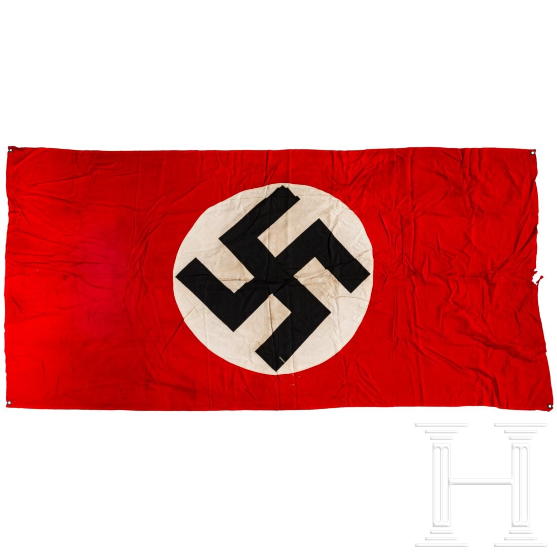 A Vehicle Identification Flag: A Vehicle Identification Flag Rotes Fahnenleinen mit einseitig vernähter Hakenkreuzscheibe, die vier Ecken mit Befestigungsösen. Maße ca.185 x 90 cm. Fehlstellen. Condition: II - III