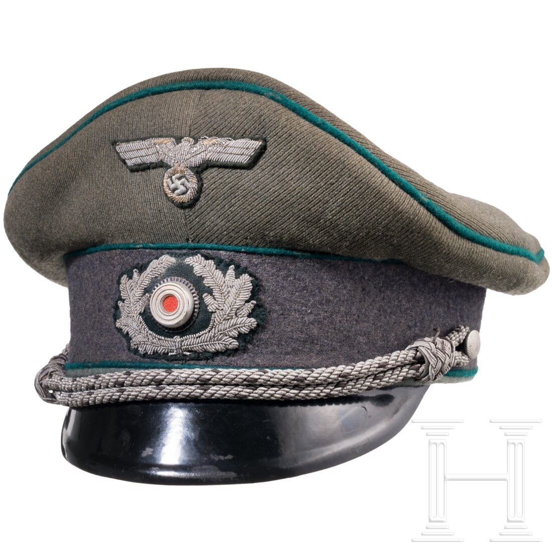 An Erel-made visor cap for a Sonderführer or Wehrmacht official during wartime: An Erel-made visor cap for a Sonderführer or Wehrmacht official during wartimeFeldgrauer Gabardine mit graublauem Besatzstreifen und dunkelgrünen Vorstößen. Goldgelbes Seidenfutter (angeschmutzt) 