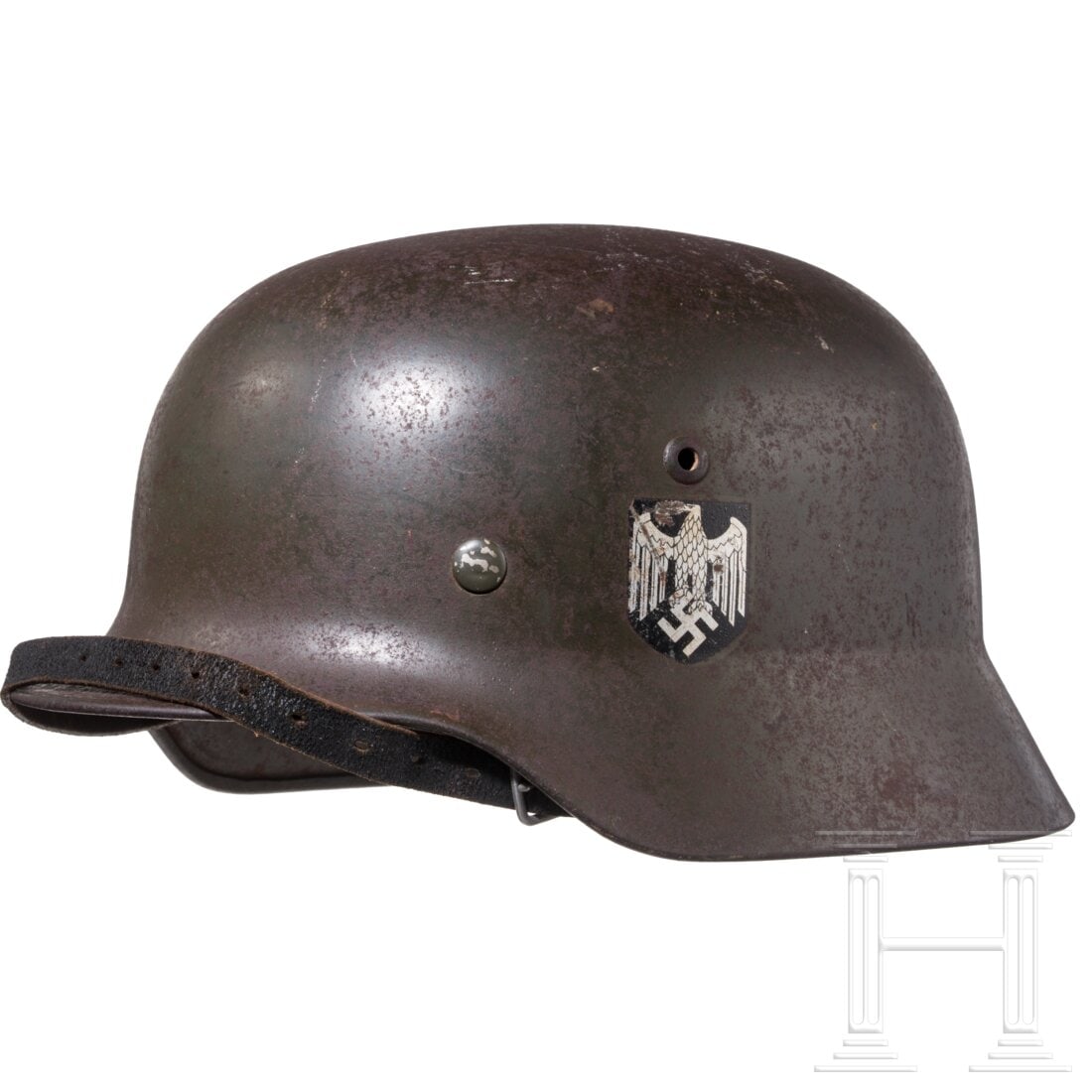 An army steel helmet M 35, with double decals: An army steel helmet M 35, with double decalsDie Glocke mit eingesetzten Belüftungsnieten und flugrostiger feldgrauer Lackierung. Der Adlerschild zu 85% und der Nationalschild zu 70 % erhalten. Innen